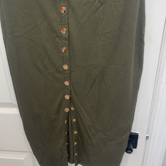 Dresses - Picture 2 of 7